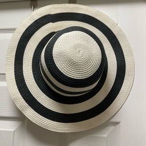 Flexible beach hat. One size.